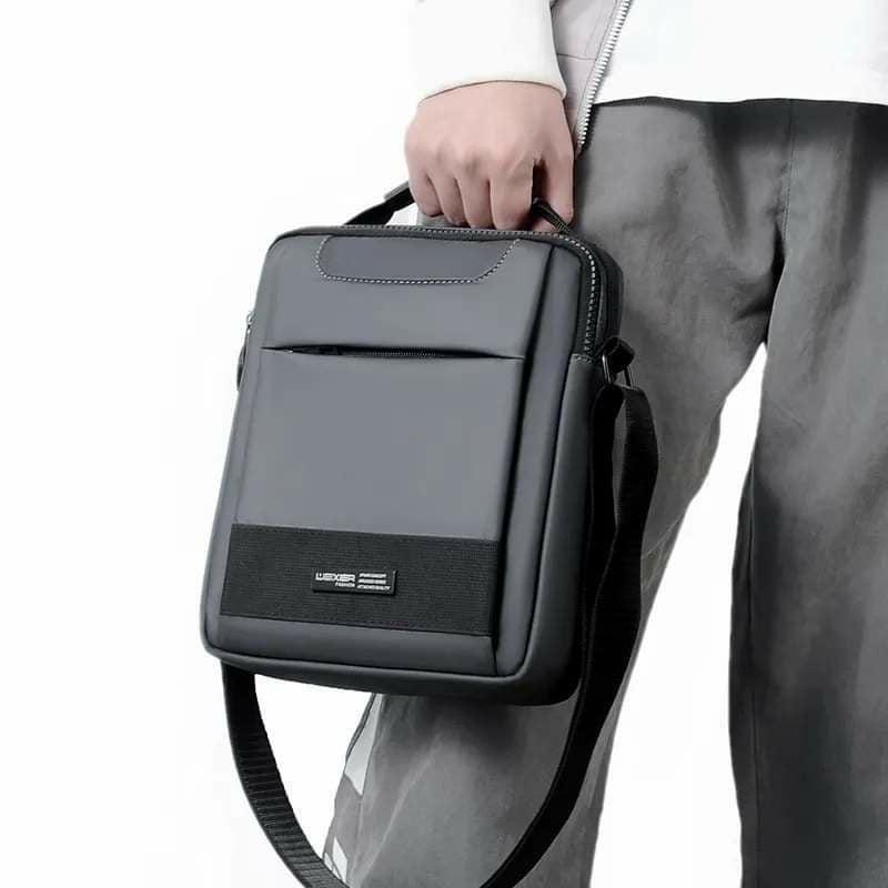 Sac à bandoulière homme élégant et pratique.