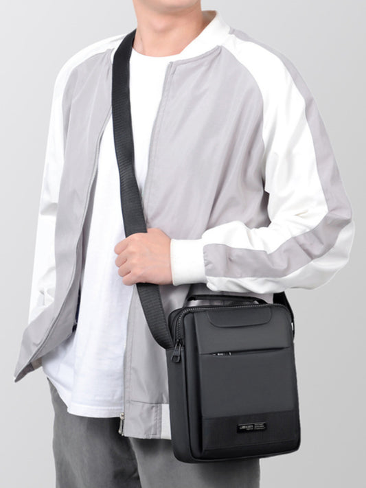 Sac à bandoulière homme élégant et pratique.